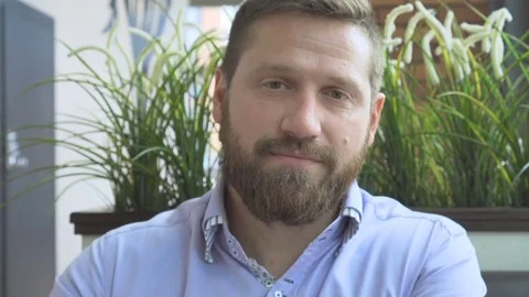 Smiling businessman looking at camera, drink beer, pub, close steadycam portrait Vídeo Stock 73333351