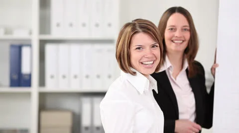 Smiling businesspeople in front of a flipchart Stock-Footage 25210486