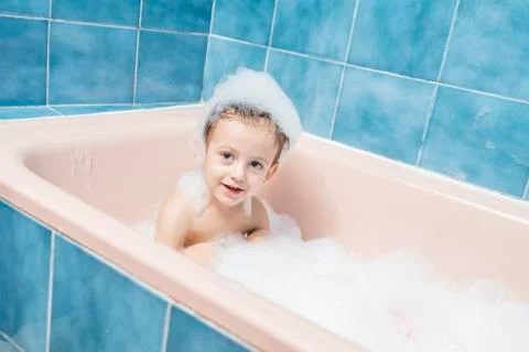 Smiling child playing in the bath Stock-Fotos