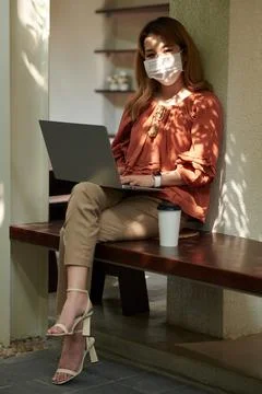Smiling Coding Young Woman Foto stock