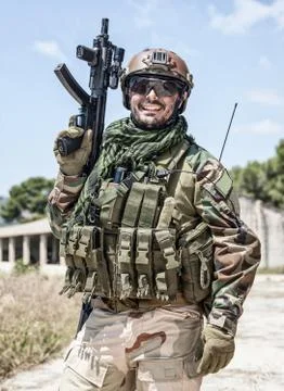 Smiling commando fighter armed with submachine gun Foto stock