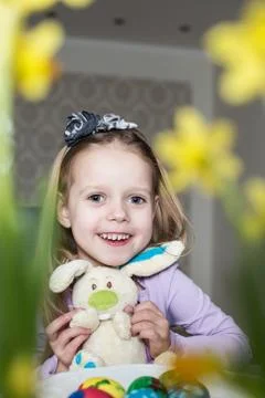 Smiling cute child with easter eggs and plush bunny. Easter, holiday Foto stock