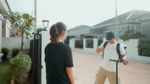 Smiling delivery man with thermal backpack riding on an electric scooter, del Vídeo Stock 202204488