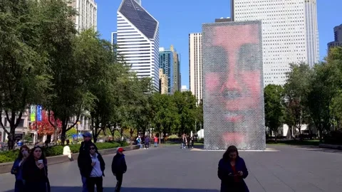 Smiling face on north tower of Chicago's Crown Fountain, Michigan Ave buildings Vidéo 221587620