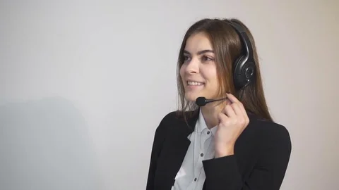 Smiling Female Operator in Callcenter Vidéo 81130402