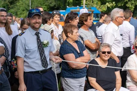 Smiling fireman lock off a zone at Morgenfeier on the 4th of julyat Jugendfes Foto stock