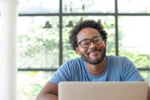 Smiling Freelancer At The Cafe Stock-Fotos