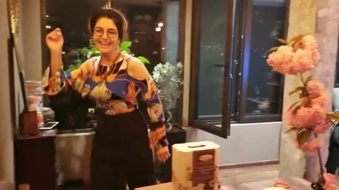 Smiling girl dancing Видео 134881716