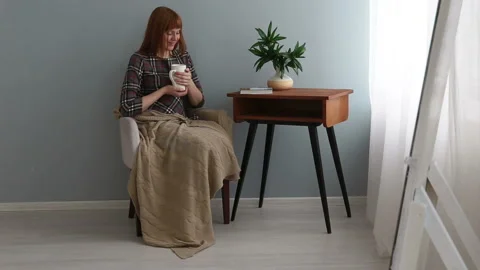 Smiling girl drinking tea Vidéo 87695697