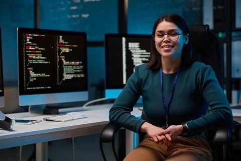 Smiling Girl as Female Computer Programmer at Workplace Stock-Fotos