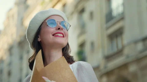 Smiling girl in sunglasses in whose reflection the Eiffel Tower Vidéo 237163705