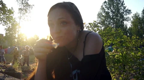 Smiling girl on a sunset background Video stock 40432967