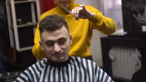 The smiling guy in the barbershop 库存影片 127701030