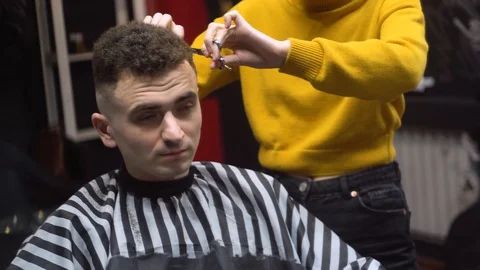 The smiling guy in the barbershop Vidéo 127701108