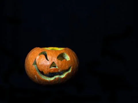 Smiling head made of pumpkin. A real fire. 스톡 사진