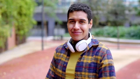 Smiling hispanic student smiling at camera in the campus Vídeo Stock 258326190