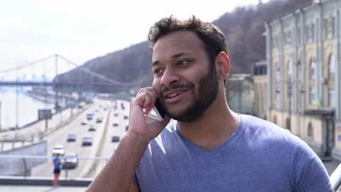 Smiling Indian man talking on mobile phone Stock-Footage 152108911