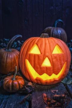 Smiling Jack O' Lantern basking in the moon light Foto stock