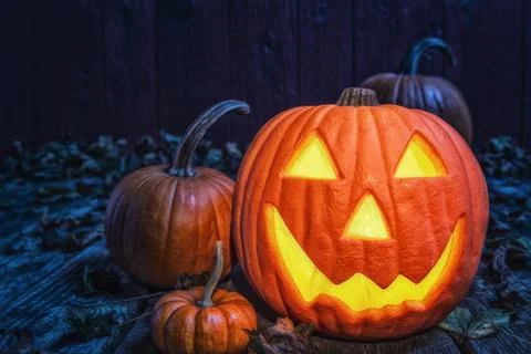Smiling Jack O' Lantern basking in the moon light Foto stock