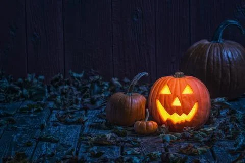 Smiling Jack O' Lantern on old wooden porch in the moon light Foto stock