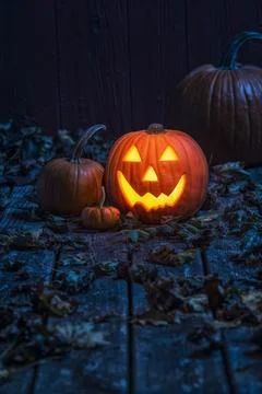 Smiling Jack O' Lantern on old wooden porch in the moon light Foto stock