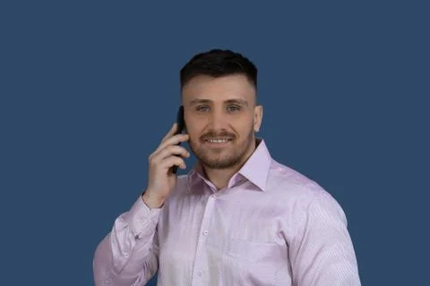Smiling man calling on the phone.Man on a gray background. Foto stock