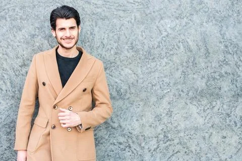 Smiling man in front of a wall Stock Photos