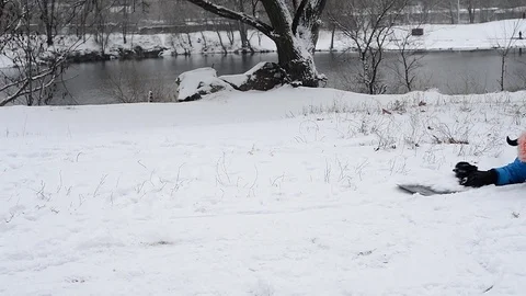 Smiling man in a funny hat with snowboard, having fun in the park Video stock 70731564