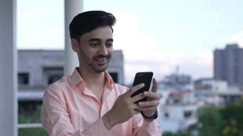 Smiling man having fun chatting in social media. Vidéo 170429876