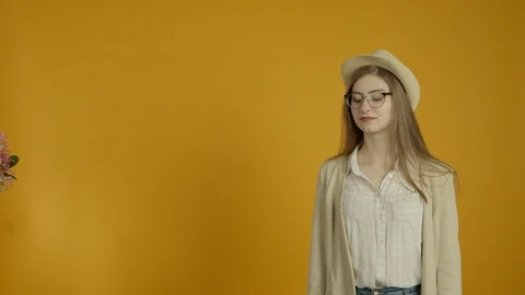 Smiling man presenting flowers and kissing surprised girlfriend Vídeos de archivo 125478666