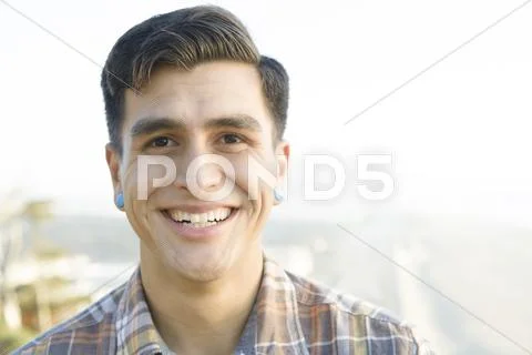 Smiling man standing outdoors Stock-Fotos
