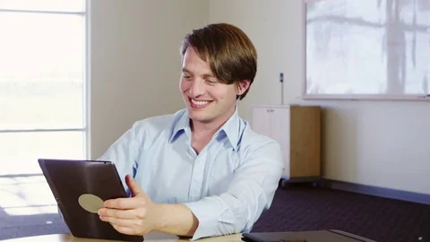 Smiling man using tablet Stock-Footage 80227166