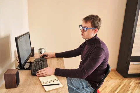 Smiling man working on computer at desk in office Foto stock