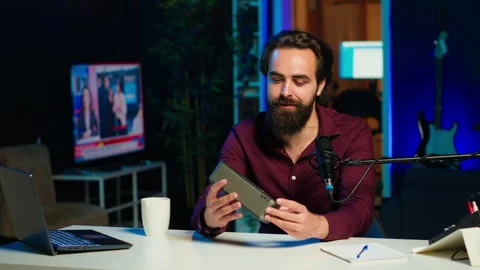 Smiling media star doing technology review of wireless portable speaker Vidéo 306696644
