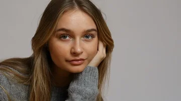 Smiling model in studio Stock Footage 86111292