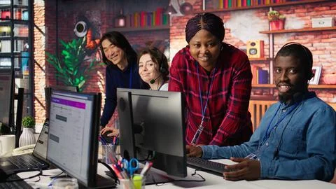 Smiling multiethnic technical support team working in call center office Foto stock