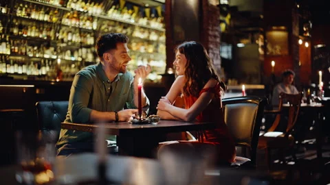Smiling pair dating pub spending weekend evening together. Happy couple talking Vídeo Stock 334003482