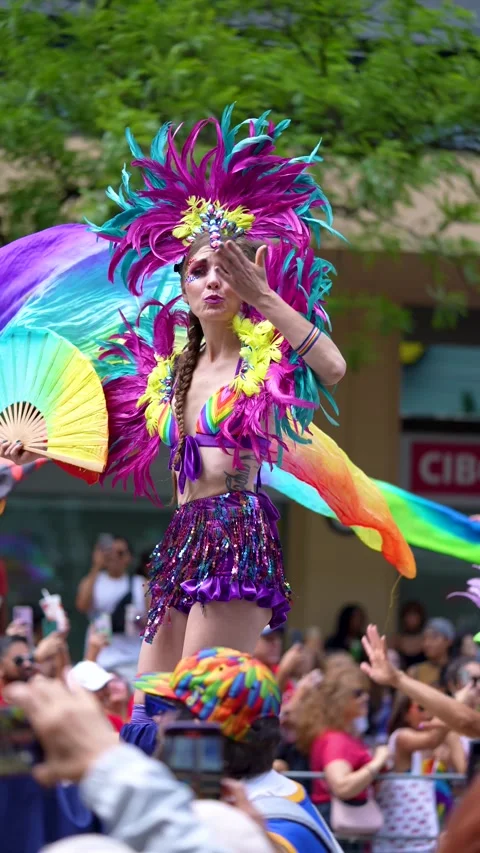 Smiling Pride Performer with Feather Headdress and Rainbow Fan at Toronto Parade 스톡 동영상 332018117