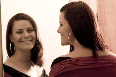 Smiling in reflecting Stock-Fotos