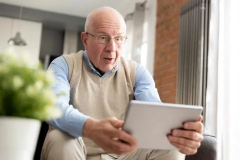 Smiling senior man using a digital tablet Foto stock