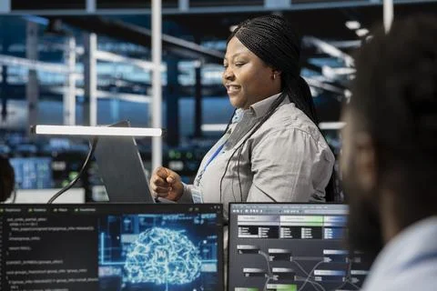 Smiling server room developer using artificial intelligence to reduce downtime Stockfoto's