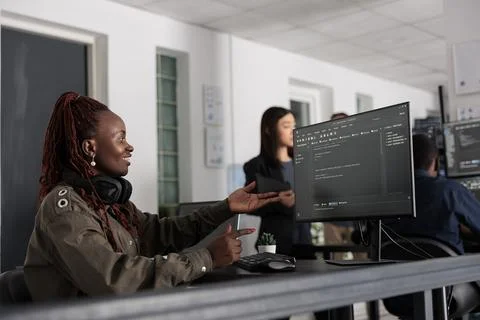 Smiling software developer programming server code algorithm on computer 库存照片