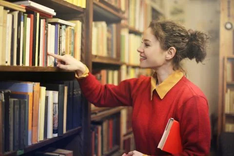 Smiling student in the library Foto stock