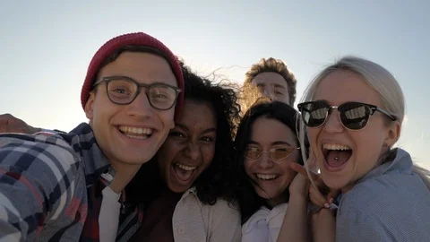 Smiling students taking selfie in the summer sun. Stock-Footage 117090830
