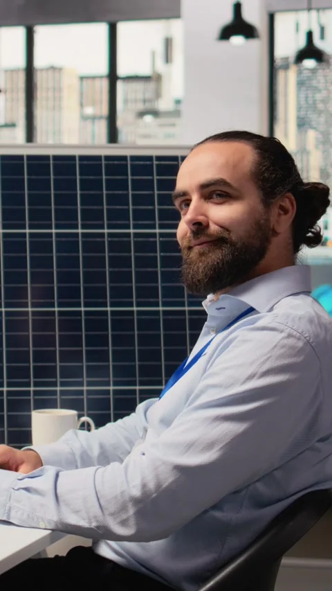 Smiling sustainability specialist develops clean energy solutions 스톡 동영상 315474048