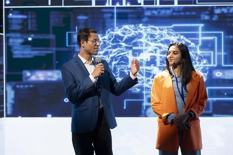 Smiling tech startup leader using convention as platform to offer AI services Foto stock