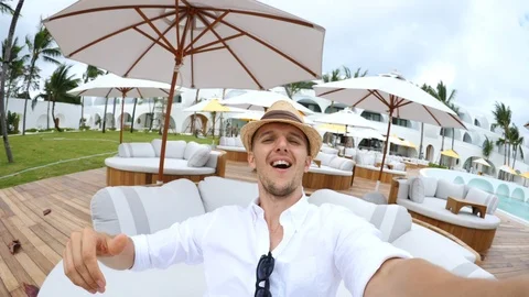 Smiling Tourist Man Taking Selfie At Beach Hotel On Summer Holidays Vídeos de archivo 86653403