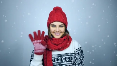Smiling winter woman counting in reverse order from five to zero  Stock Footage 71430194