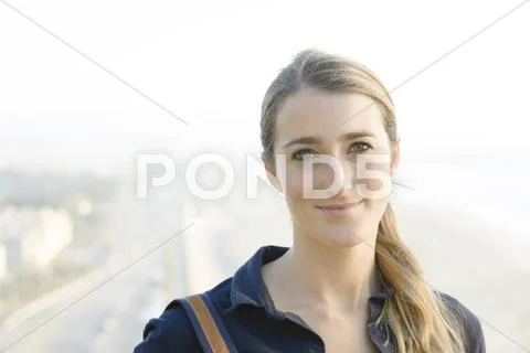 Smiling woman standing outdoors Stock-Fotos