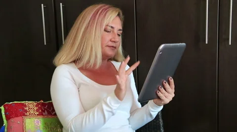 Smiling woman using tablet PC 動画素材 45893051